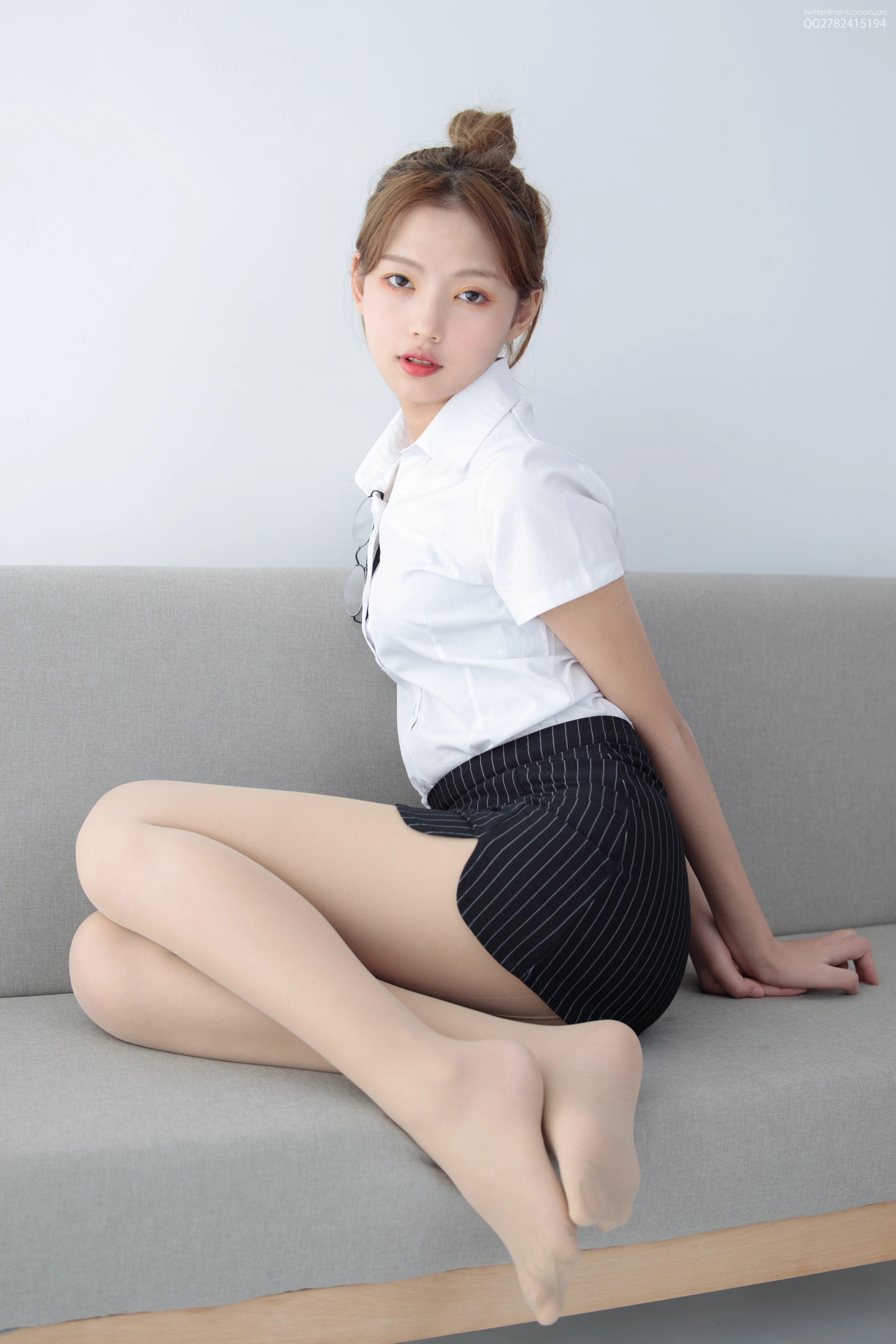 森萝财团 JKFUN-037《OL一定要搭配眼镜》50D肉丝 [63P 1V]插图5